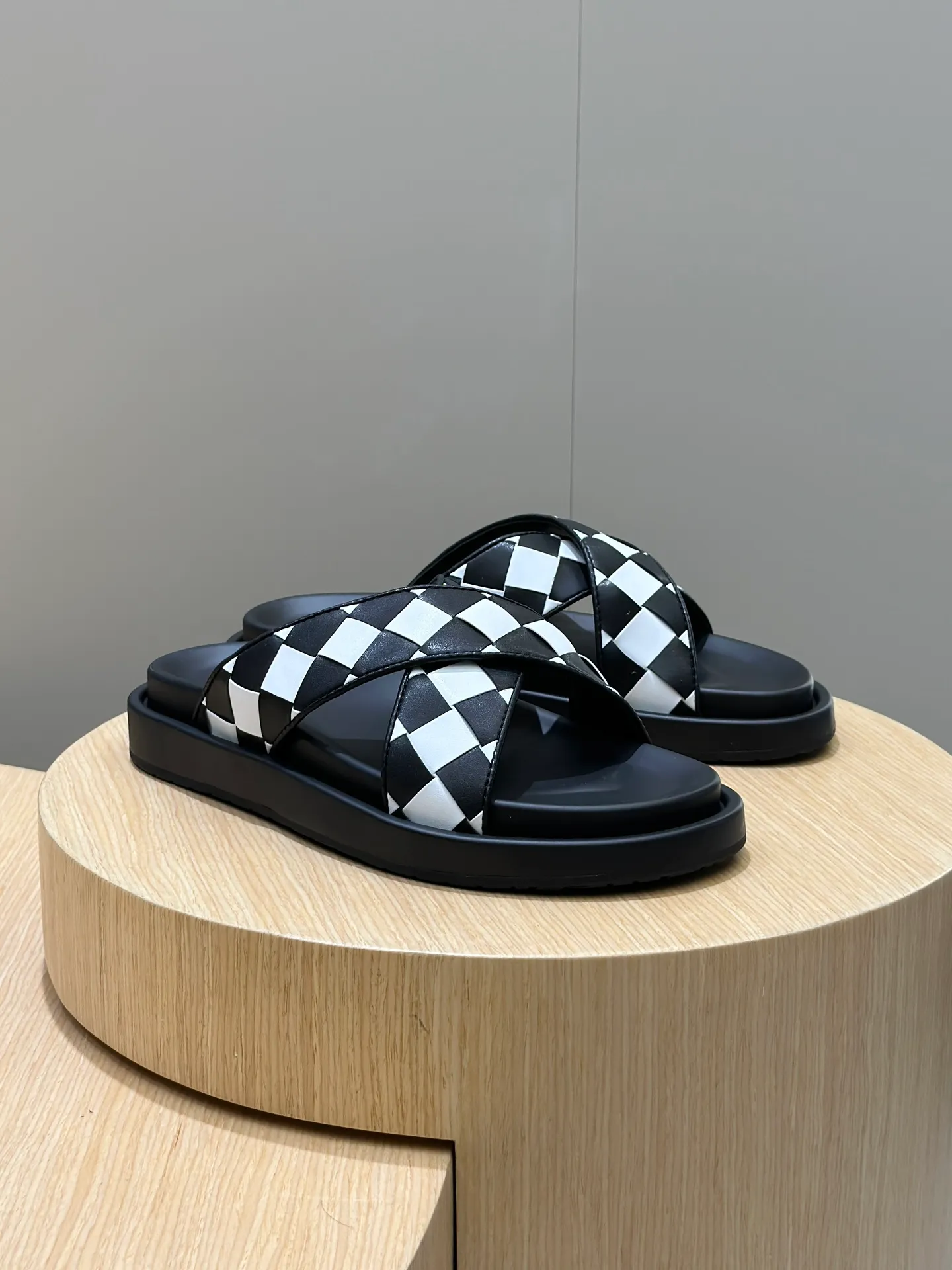 Factory price: 360💰BV hand-woven men's slippers and sandals - suitable for walking. It still emphasizes minimalism and practical wearability, but is full of vivid artistry. Super classic, luxurious and comfortable, imported cowhide + cowhide lining + lightweight outsole Size: 39-44 (customized at 38.45)